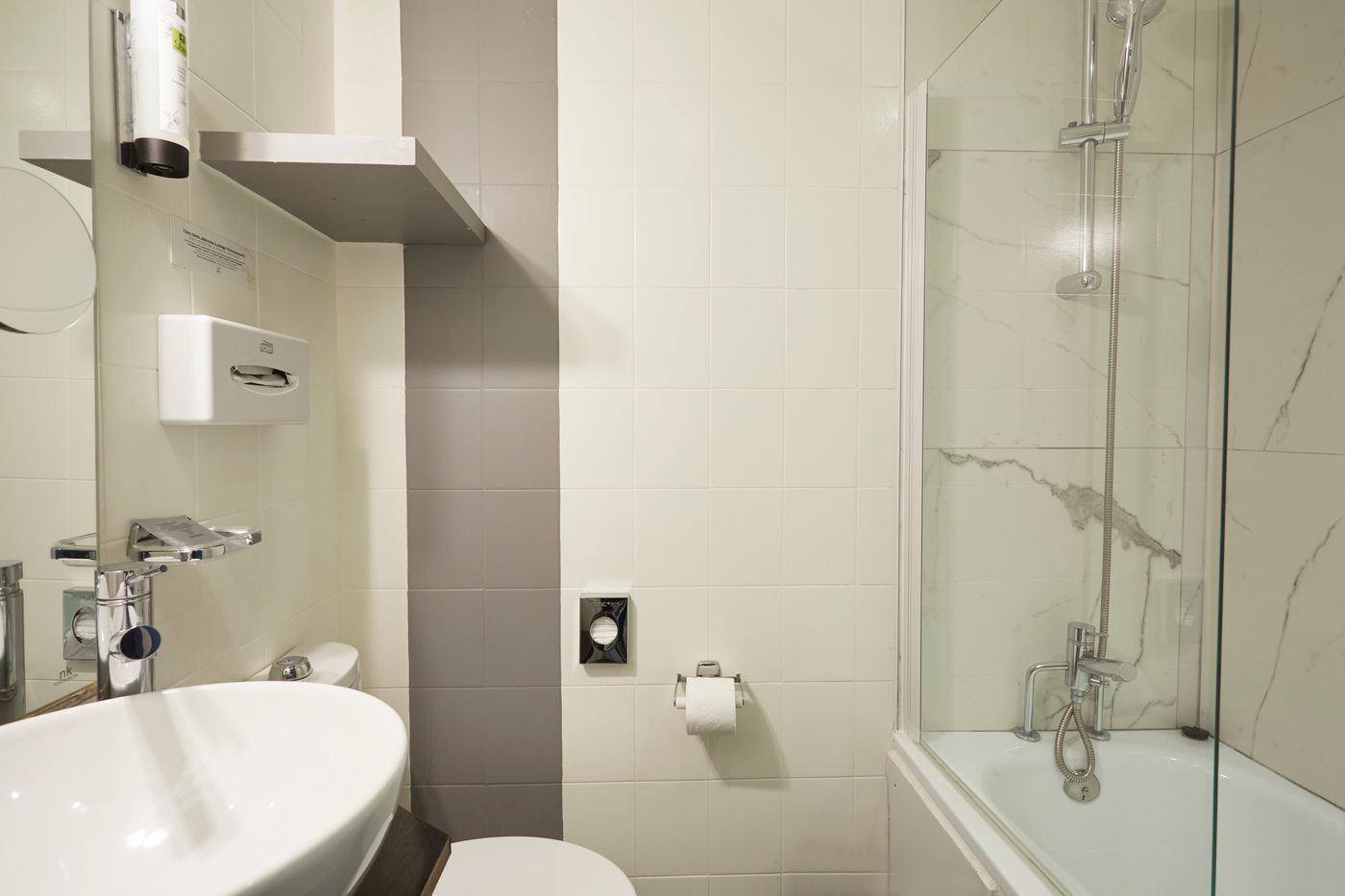 Jardin-de-Villiers-Room-6