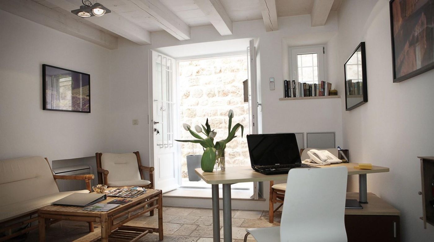 The-Miro-Studio-Apartments-Lobby-29