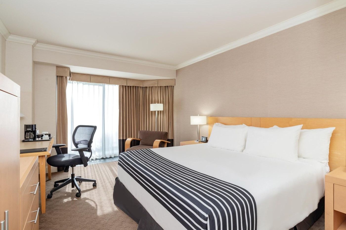 Sandman-Signature-Hotel---Resort-Vancouver-Airport-Room-21