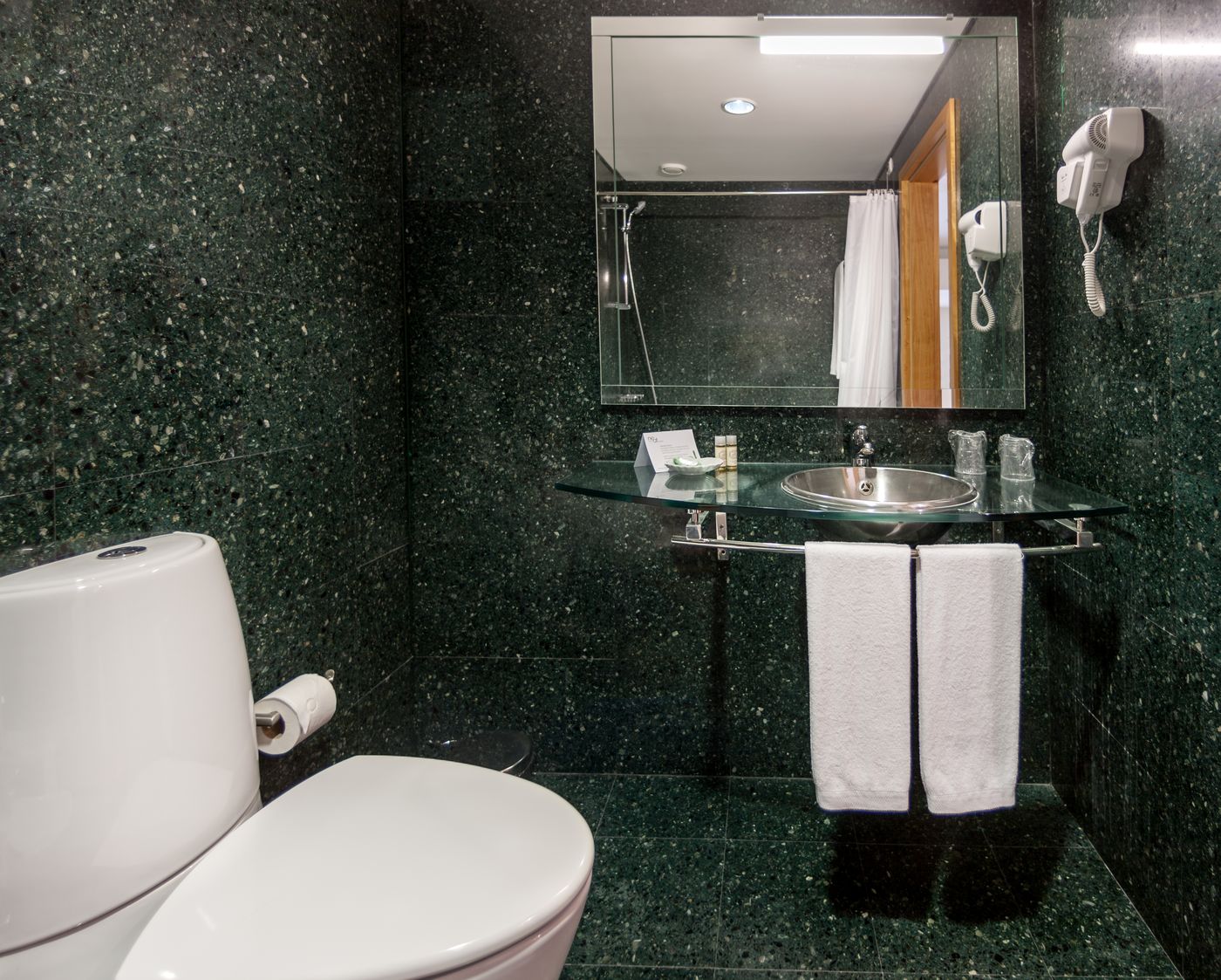 Neat-Hotel-Avenida-Room-13