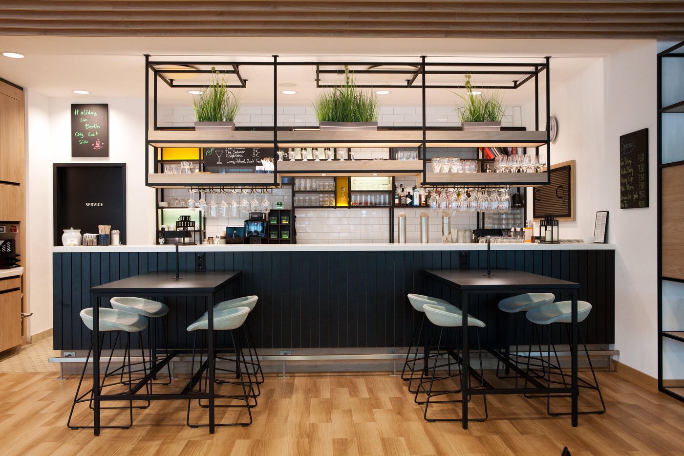 Holiday-Inn-Berlin-City-East-Side-Bar-16