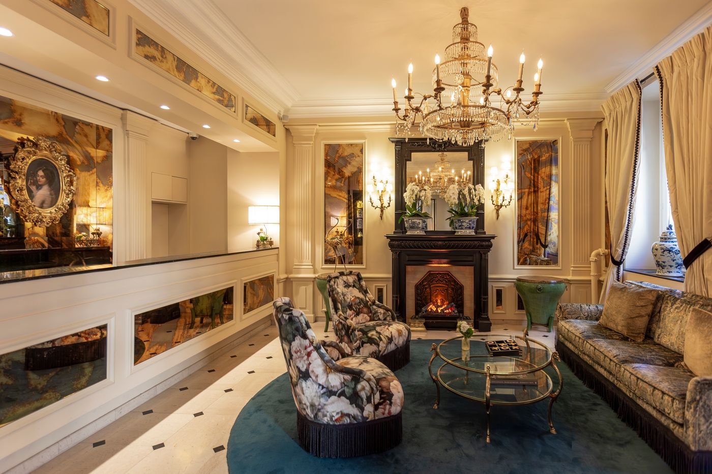 West-end-Paris-Lobby-16