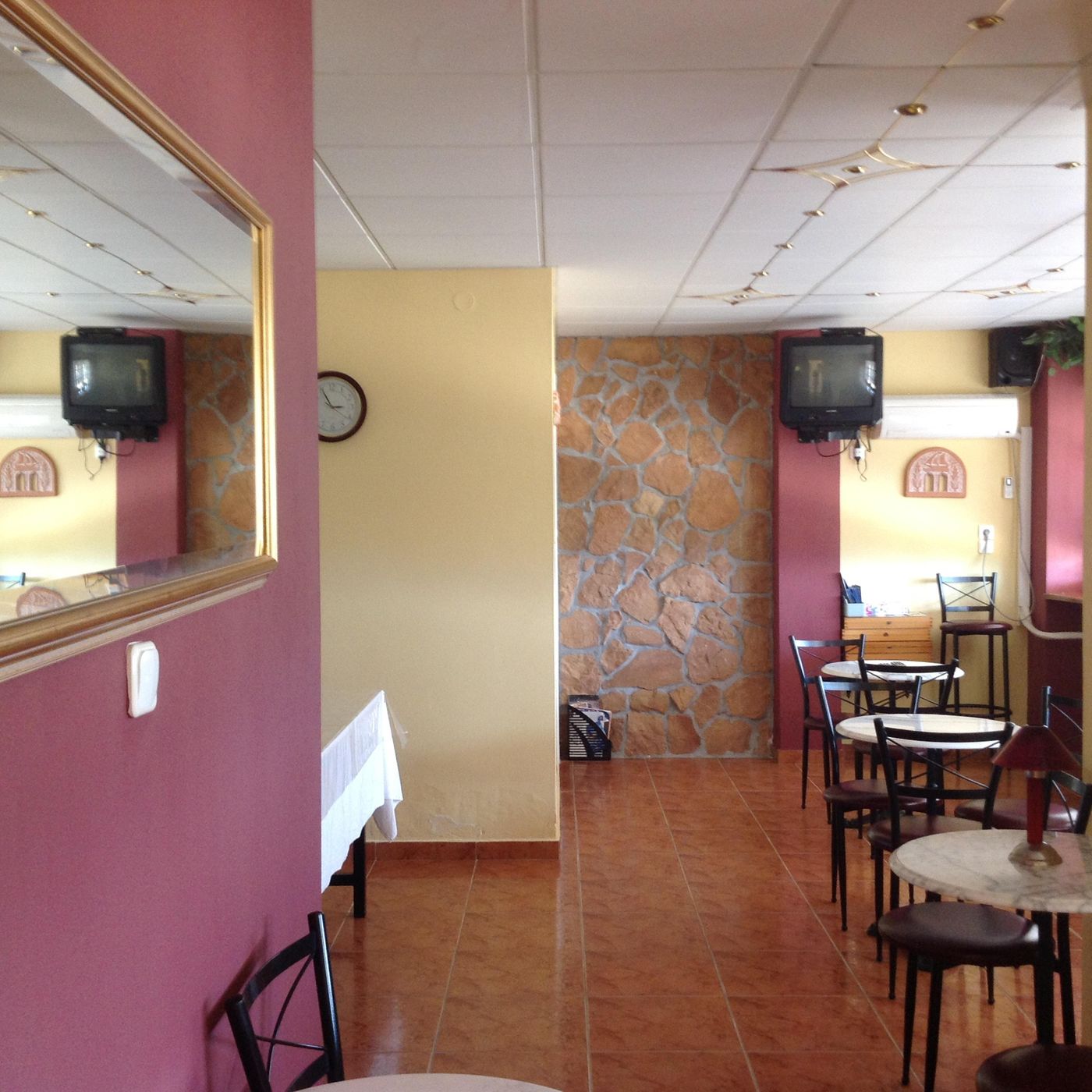 Travlos-Studios-Bar-23