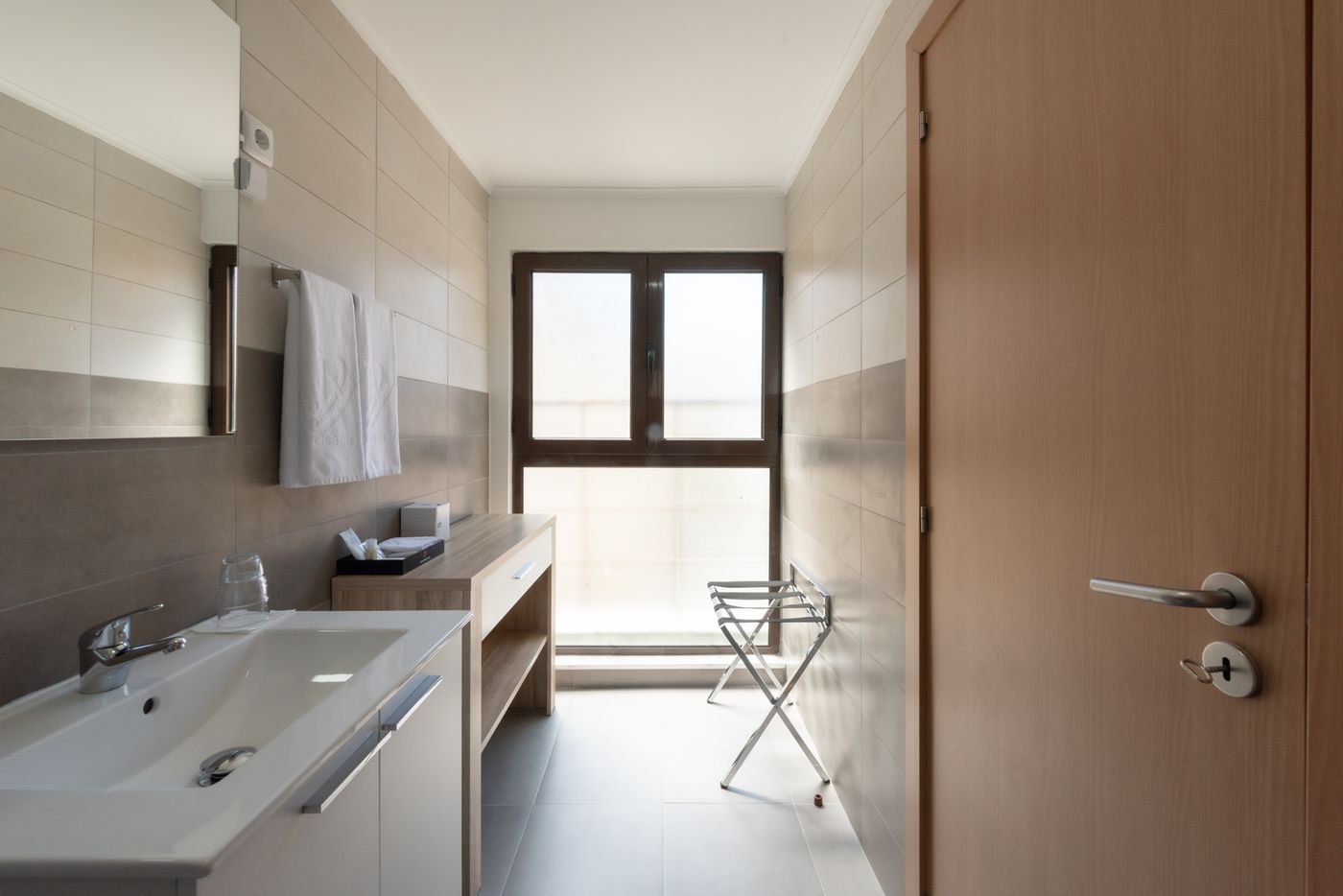 Dinya-Lisbon-Hotel---Lounge-Bar-Room-34