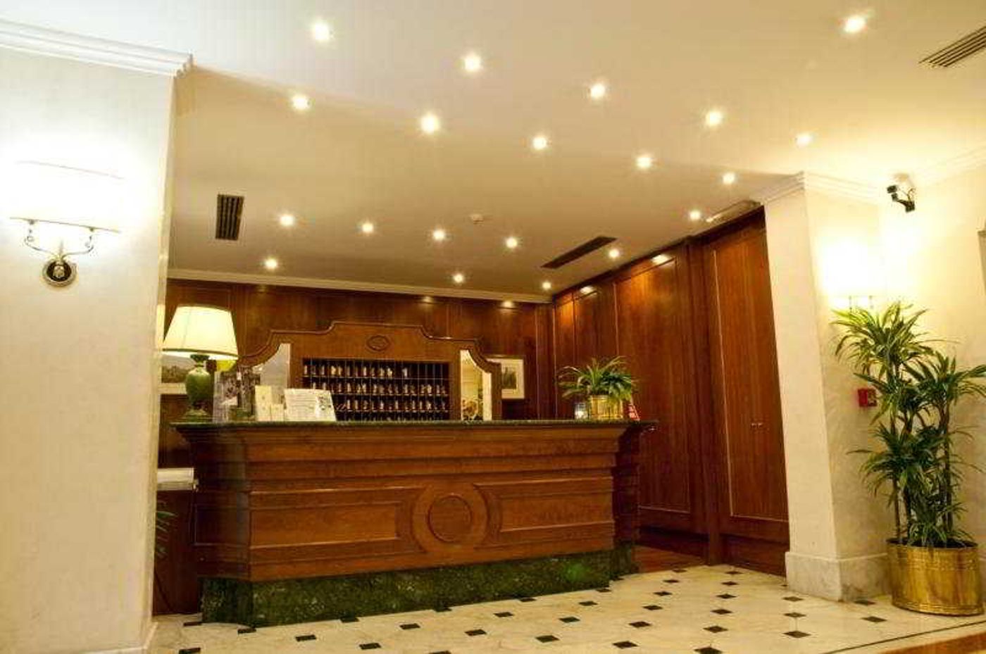 Raeli-Hotel-Luce-Lobby-9