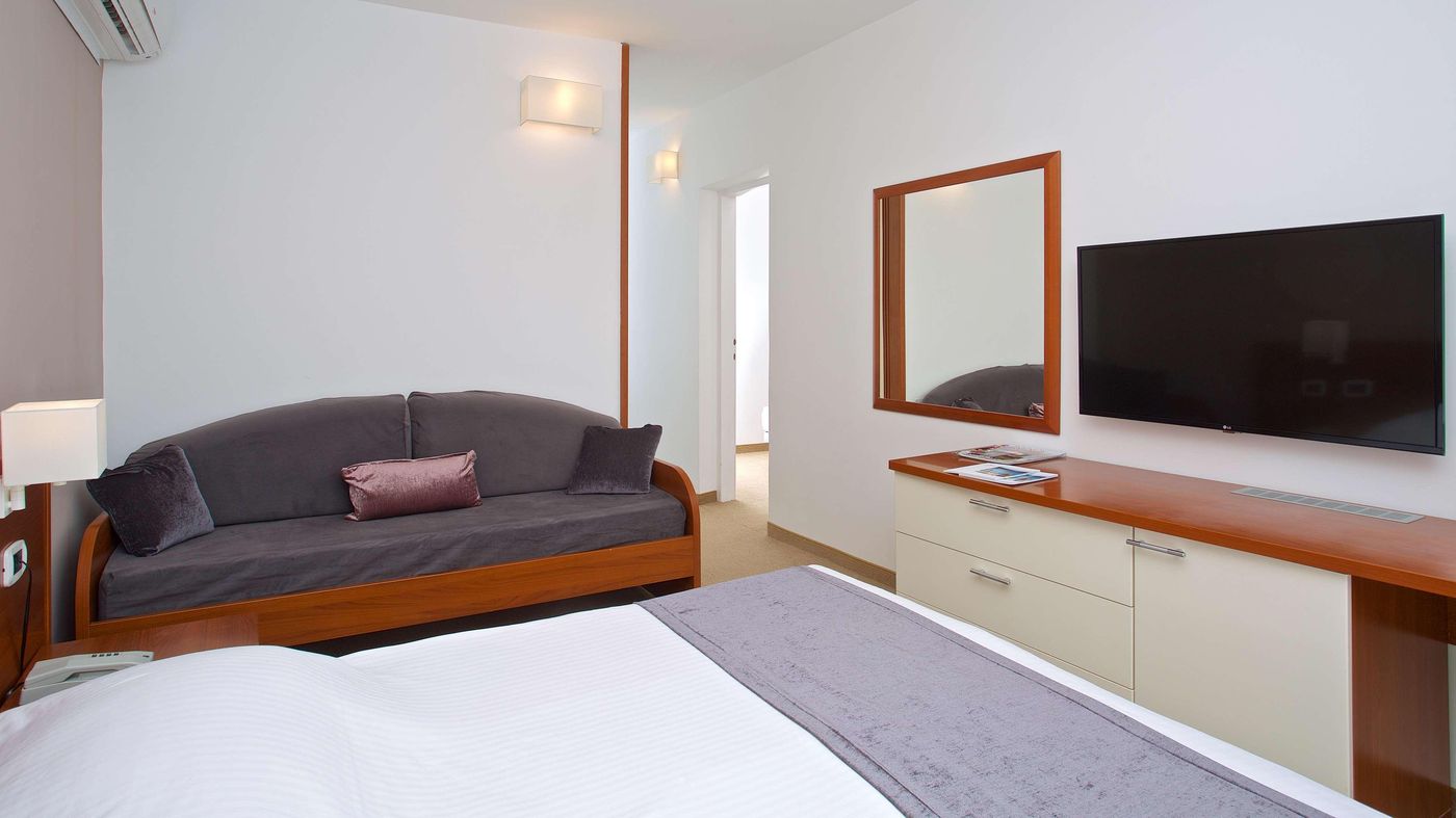 Hotel-Holiday-Room-36