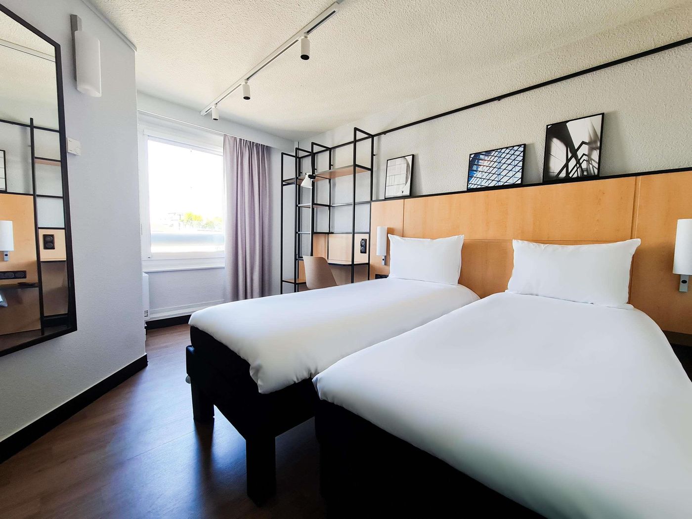 Ibis-Paris-Tour-Eiffel-Room-33