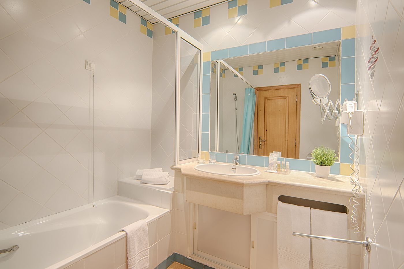 Luna-Miramar-Room-32