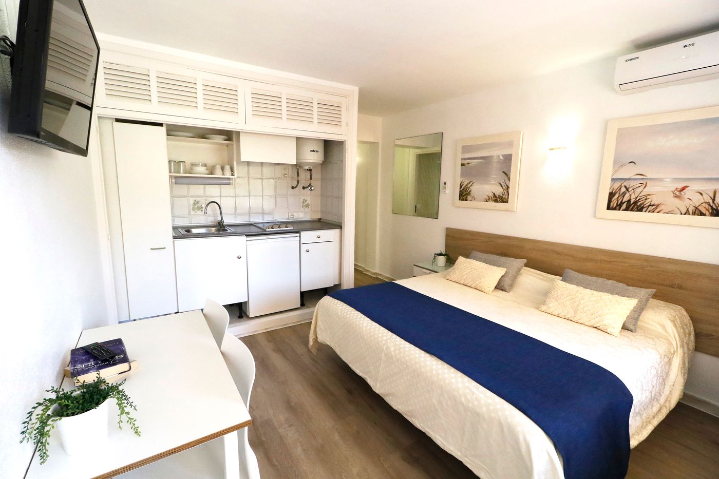 Naika Studios & Apartments