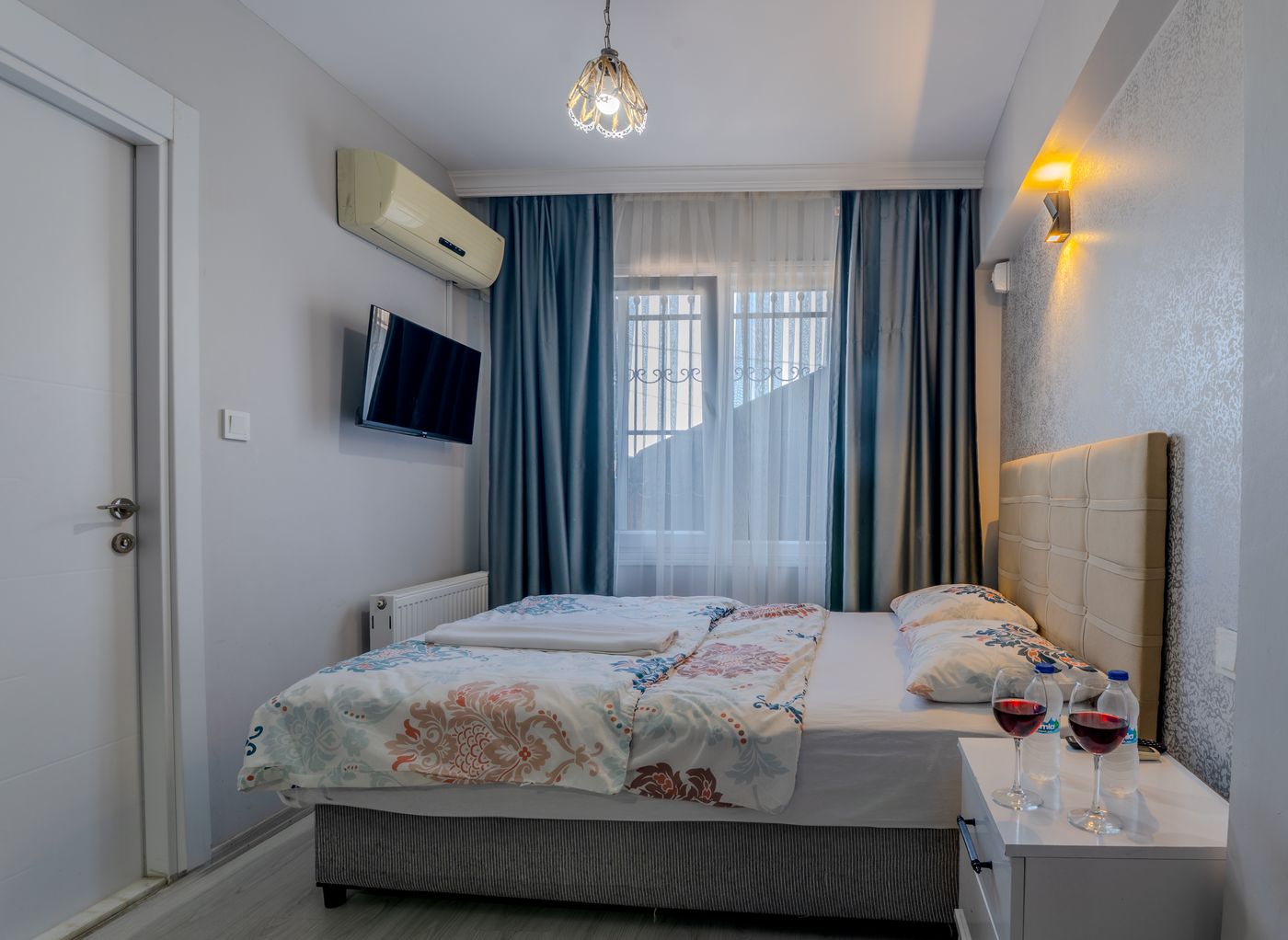 Airport-Black-Sea-Hotel---Restaurant-Room-15