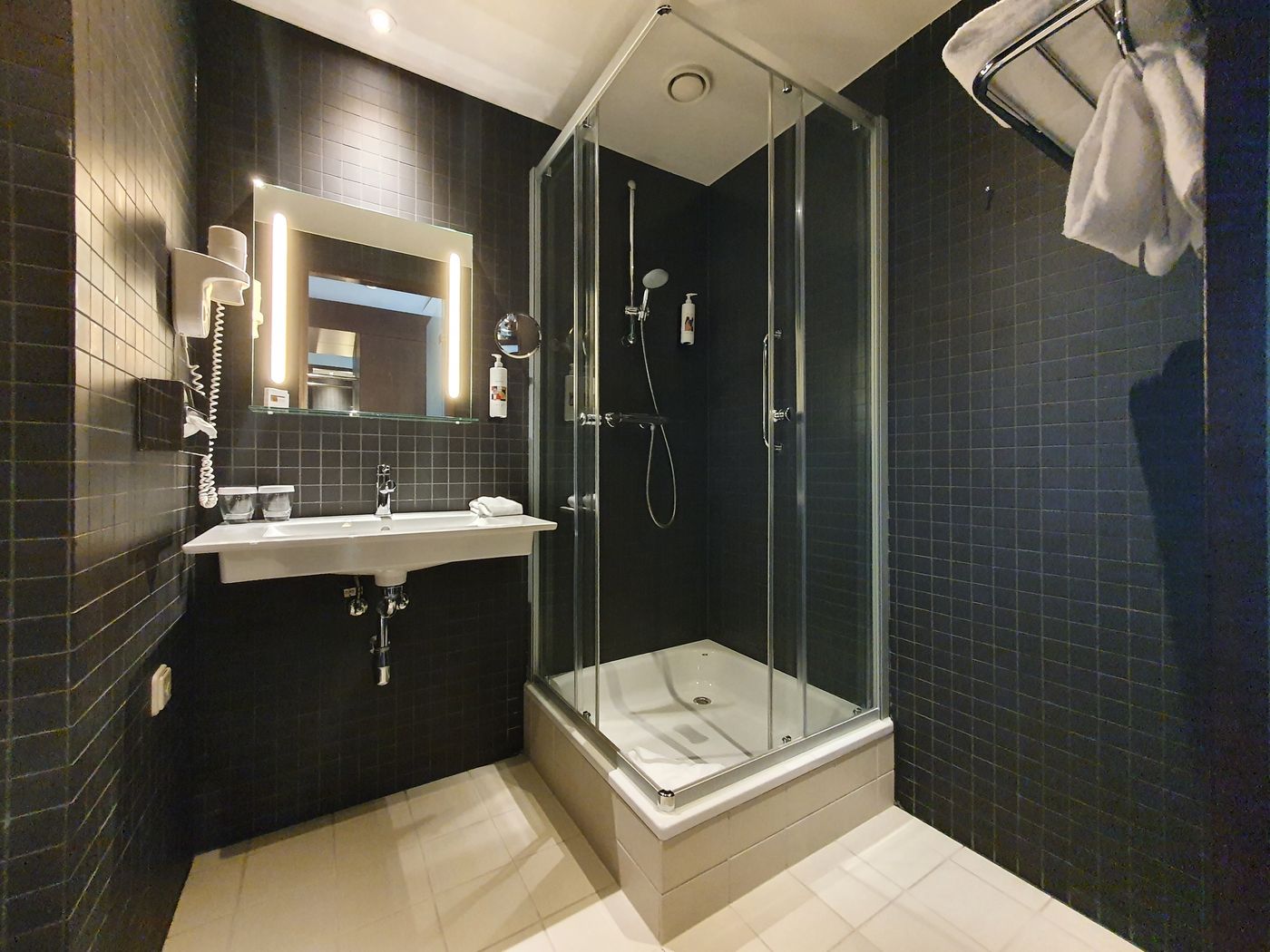 Dutch-Design-Hotel-Artemis-Room-36