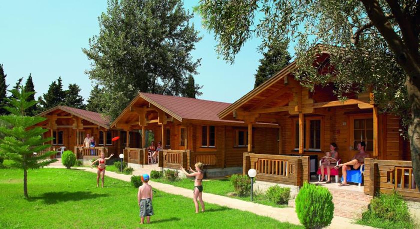 Sandy's Studios & Log Villas