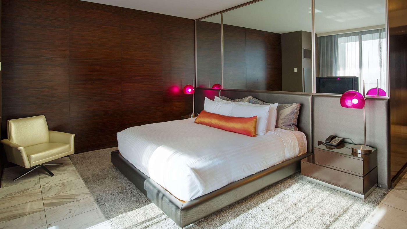 Palms-Place-Hotel-and-Spa-Room-17