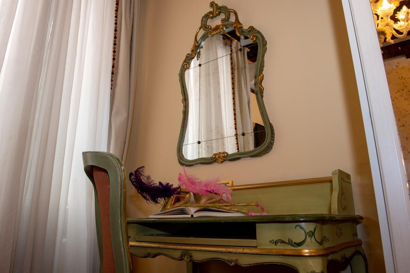 Ca--Dell-Arte-Suites-Room-20