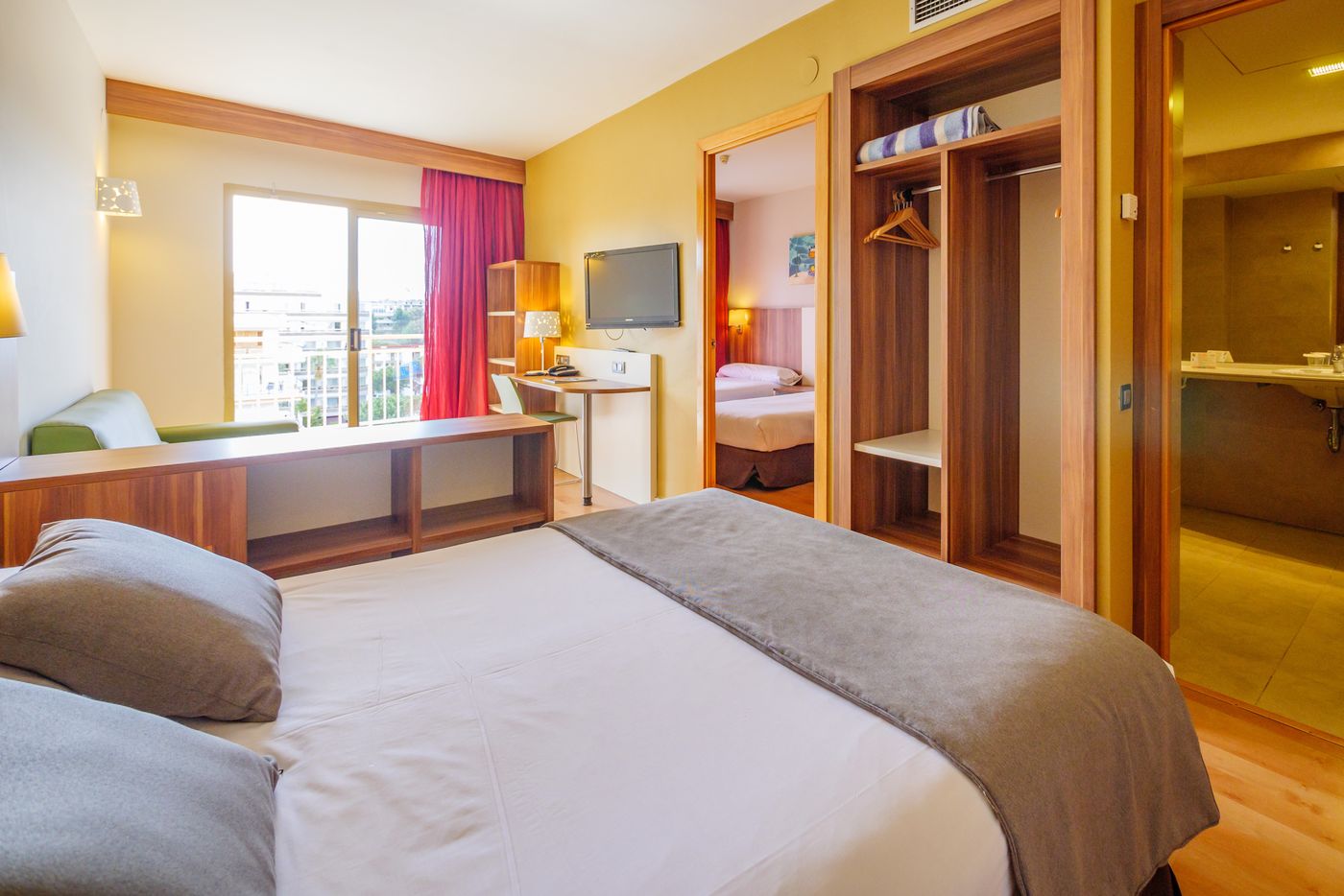 Golden Avenida Family Suites