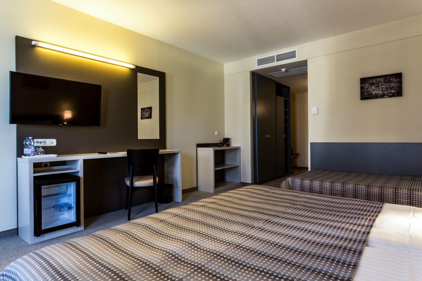 Corvin-Hotel-Budapest---Corvin-wing-Room-22
