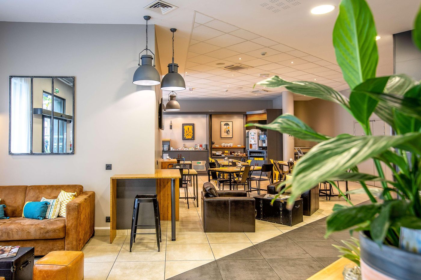 Best-Western-Plus-Suitcase-Paris-la-Defense-Lobby-9