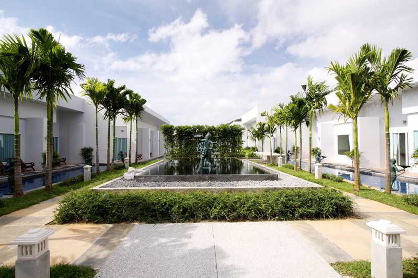 BLU-PINE-Villa---Pool-Access-General-view-18