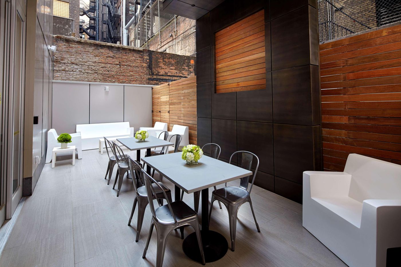 Hilton-Garden-Inn-New-York-Times-Square-North-Restaurant-11