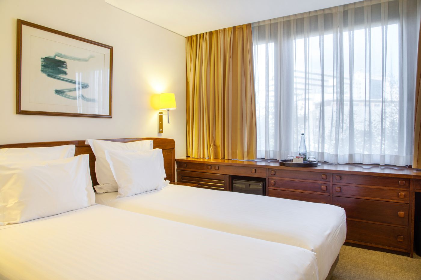 Dom-Carlos-Park-Room-19