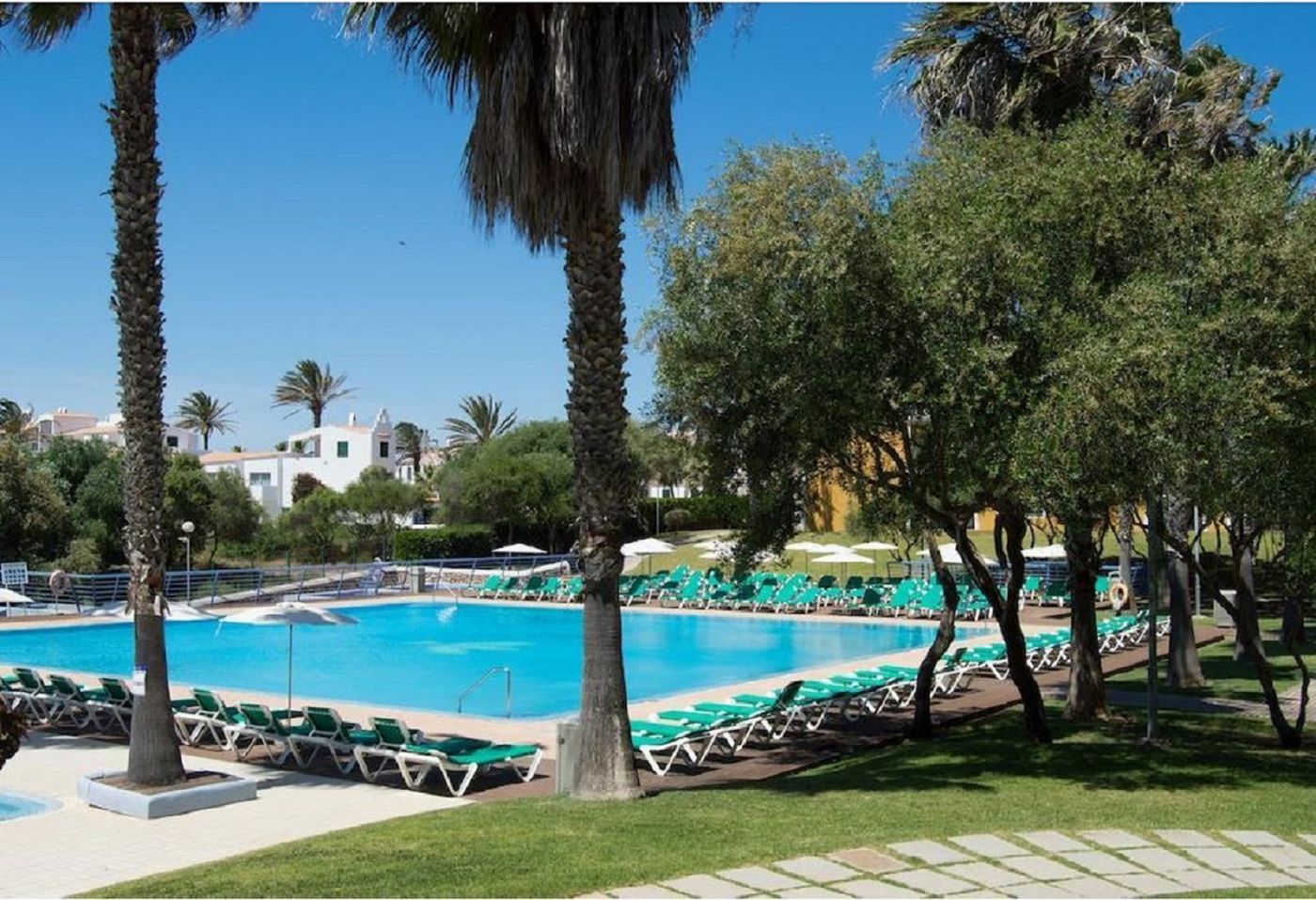 Vacances-Menorca-Resort-Pool-7