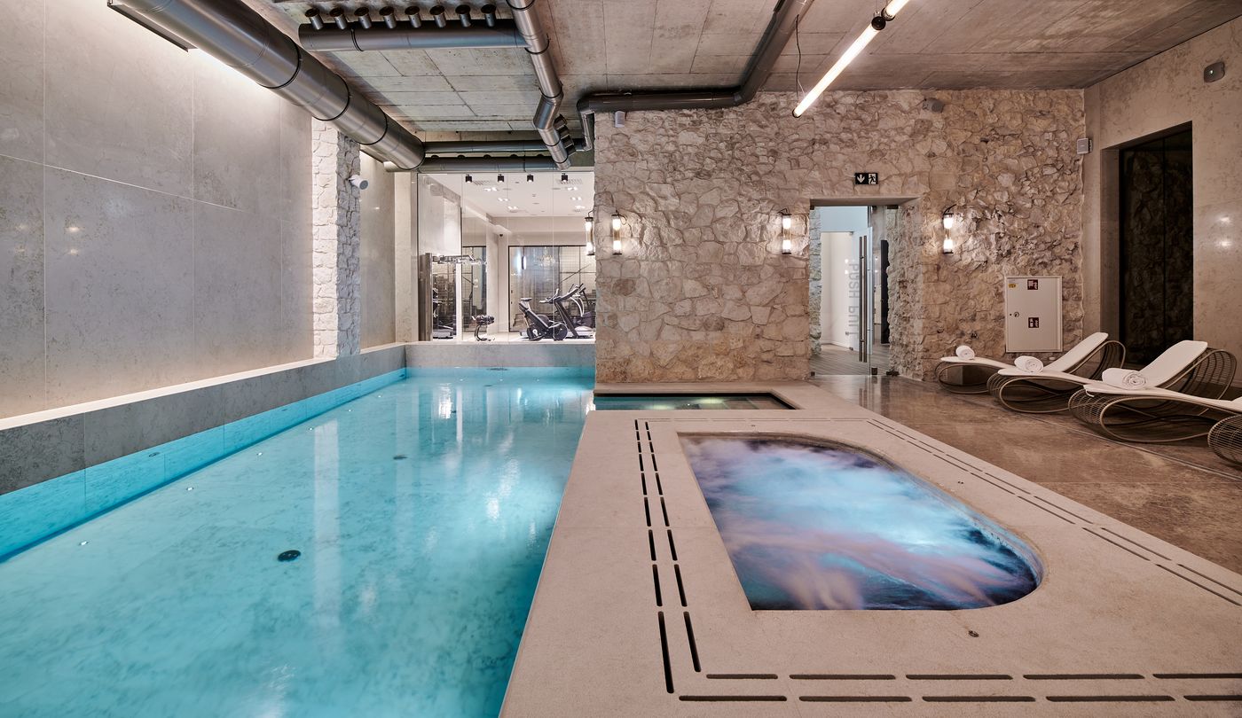 H15-Luxury-Palace-Pool-46