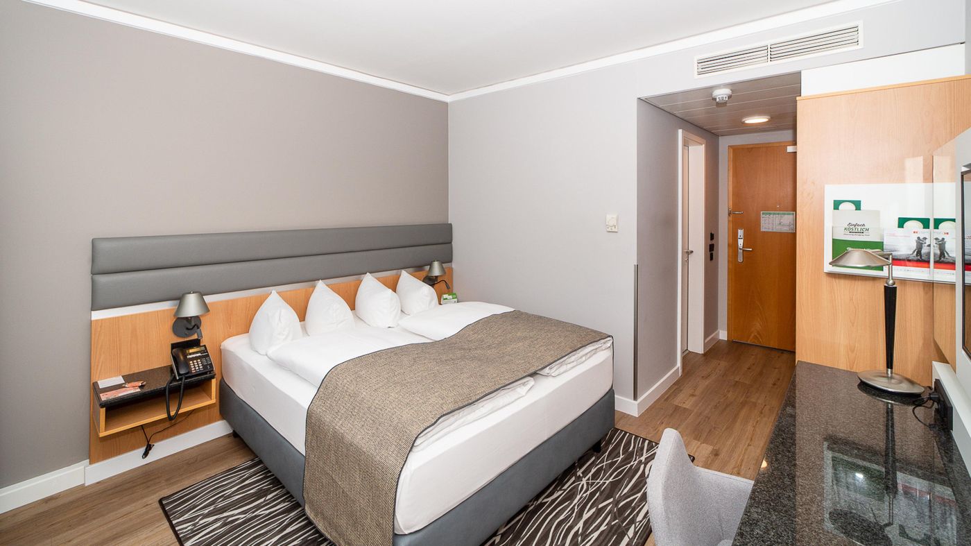 Holiday-Inn-Berlin-Airport-Conference-Center-Room-9