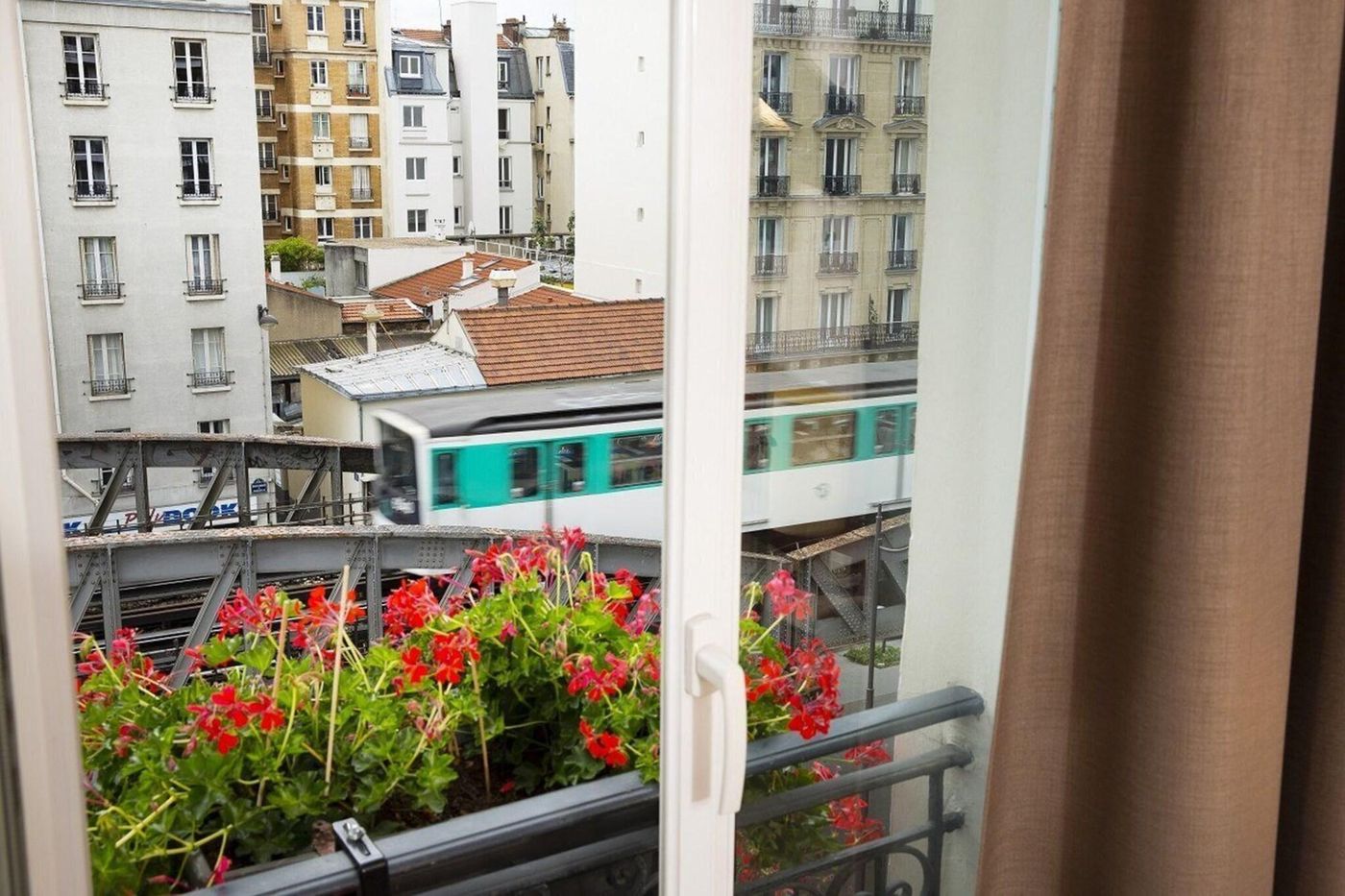 Europe-Tour-Eiffel-General-view-3