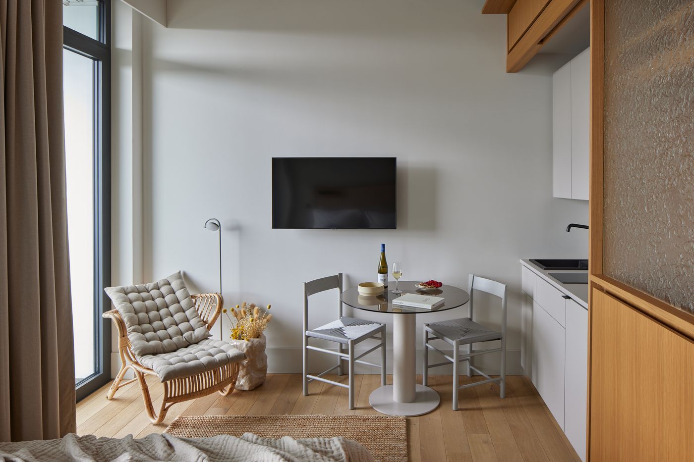 Locke-at-East-Side-Gallery--Friedrichshain-Room-23