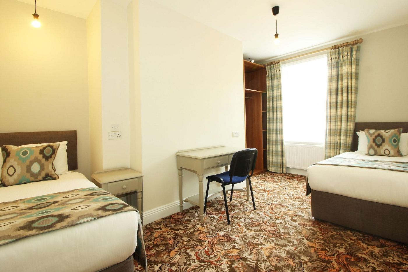 Tom-Dick-and-Harriet-s-Room-5