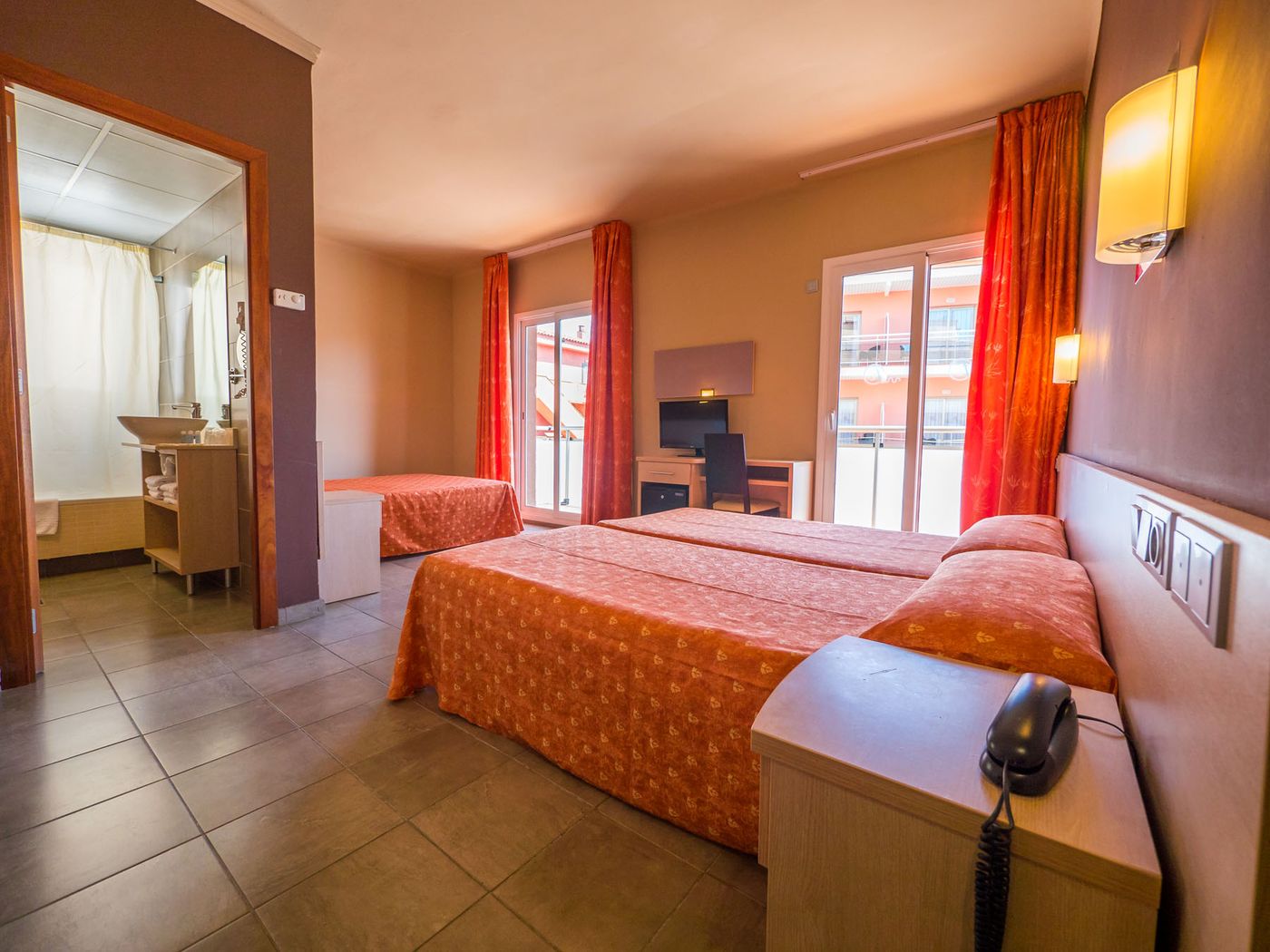 Tossa-Beach---Center-Room-16