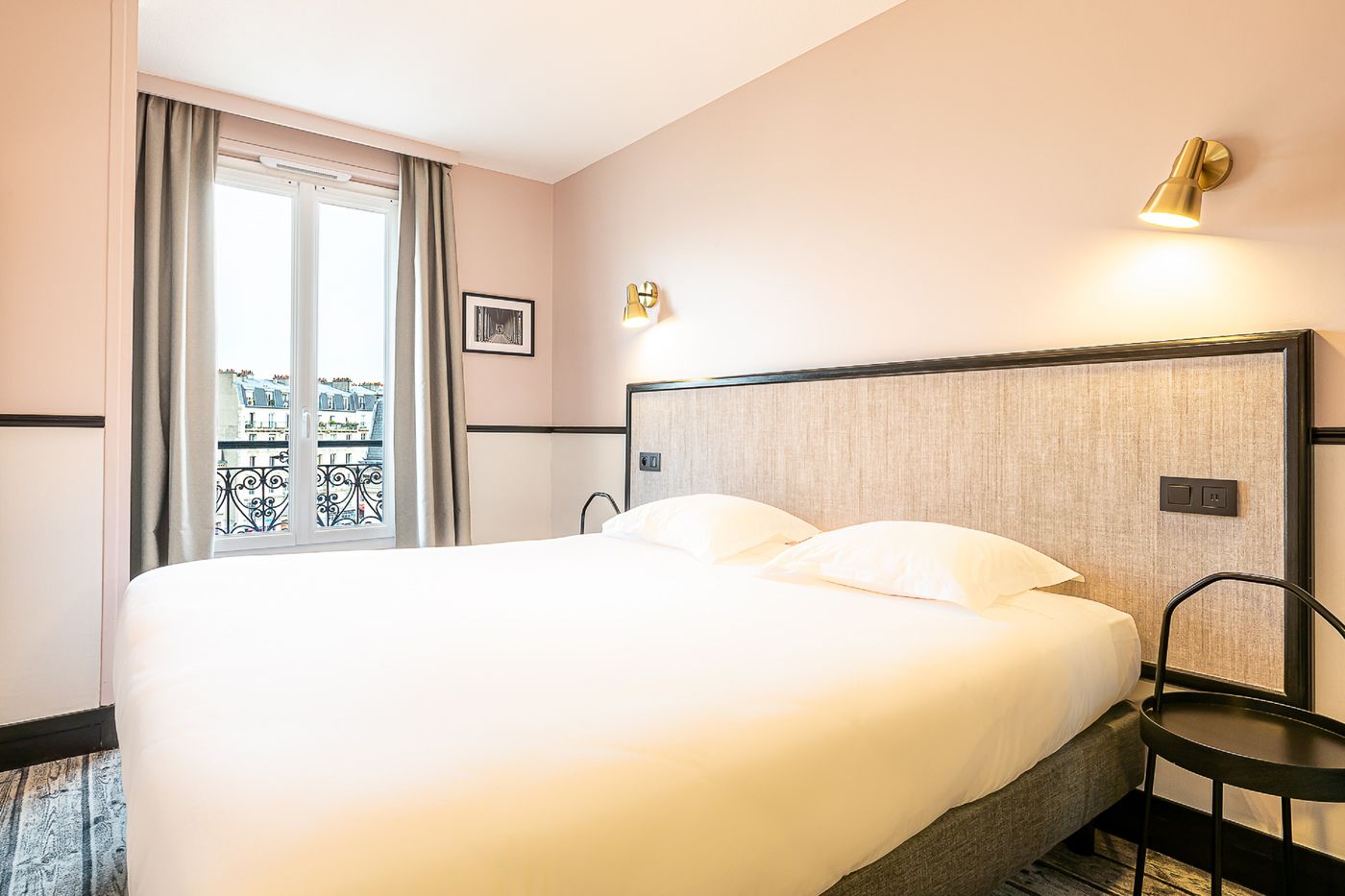 At-Gare-du-Nord-Room-19