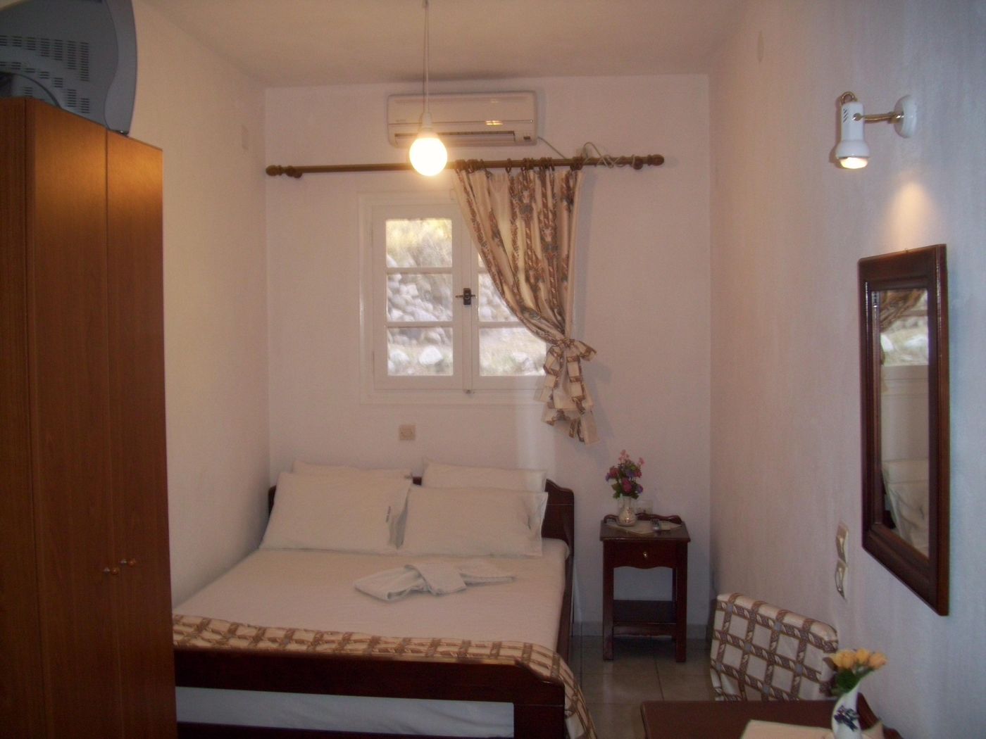 Ancient-Thira-Room-15