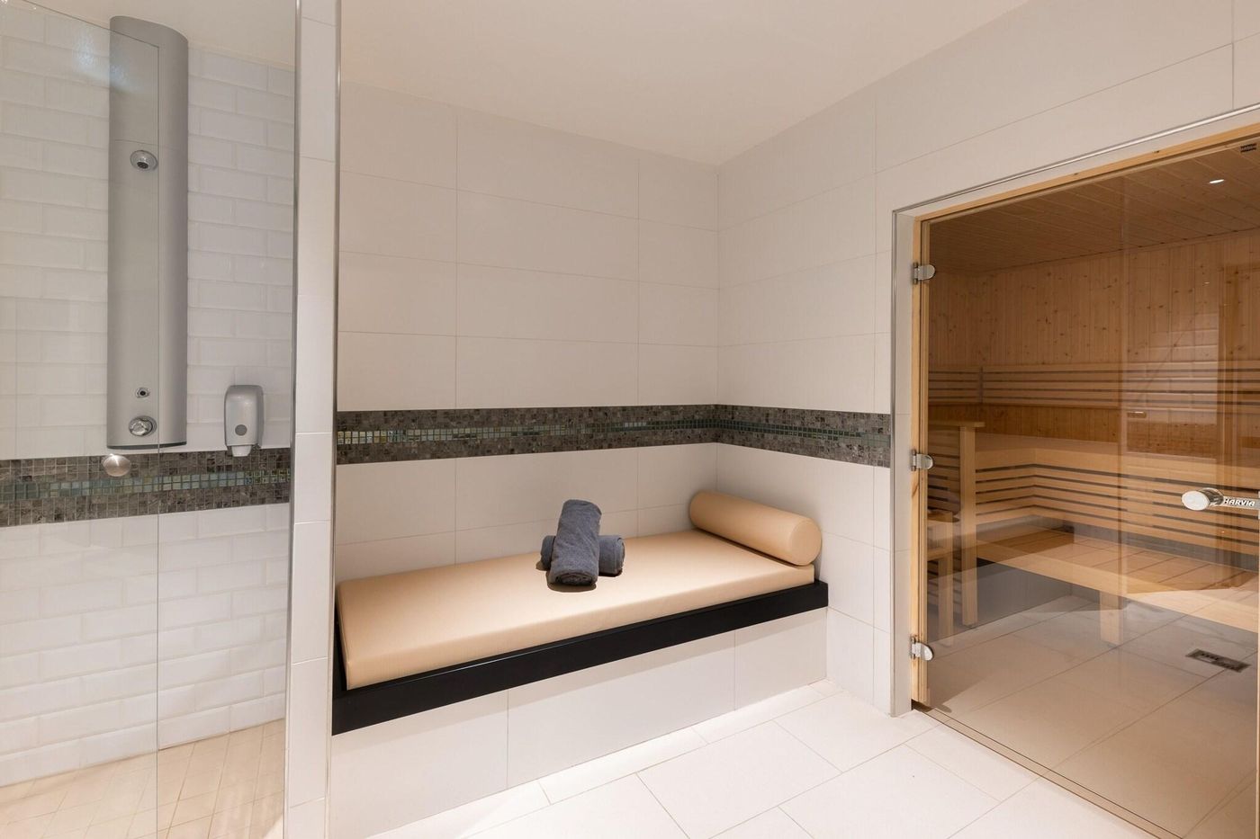 Disney-s-Hotel-New-York-Sports-and-Entertainment-23