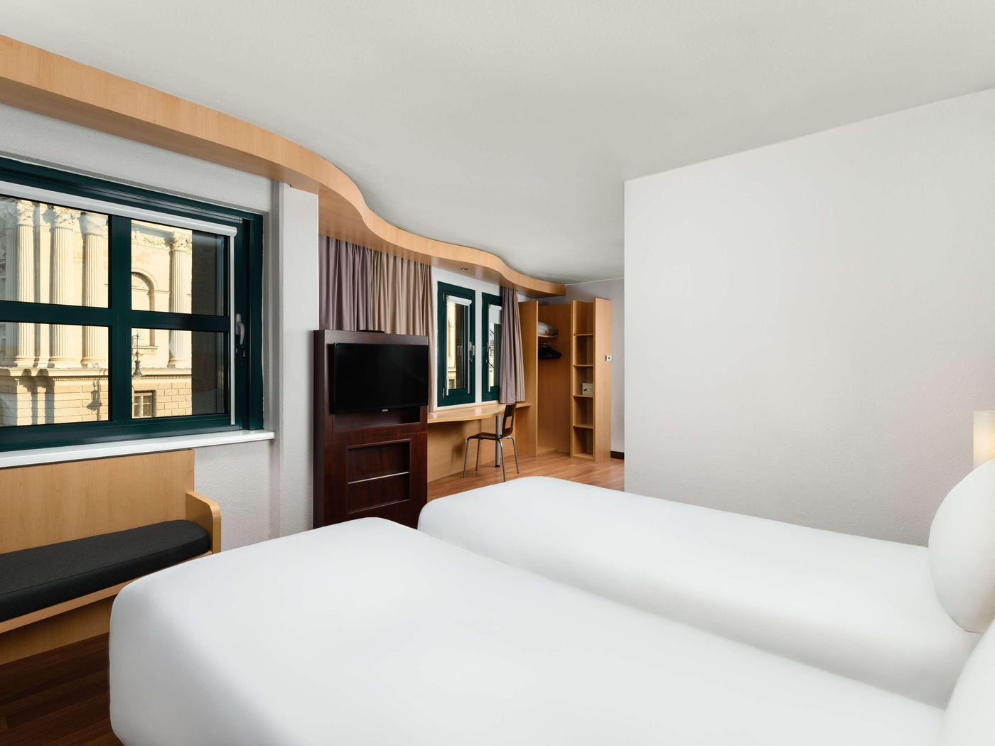 Ibis-Hotel-Heroes-Square-Room-22