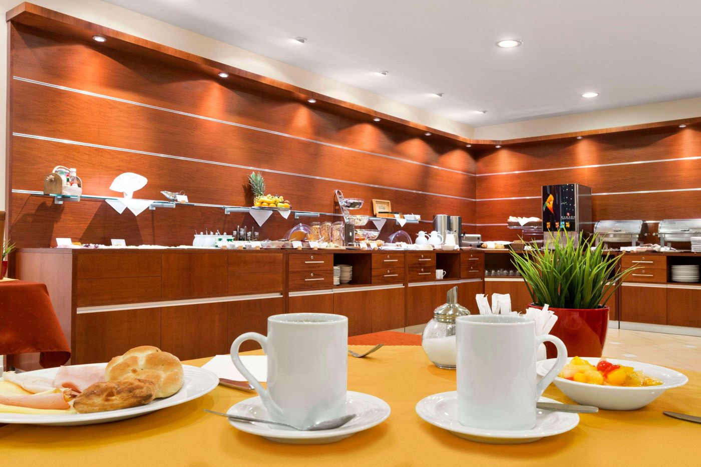Ramada-Airport-Prague-Restaurant-21