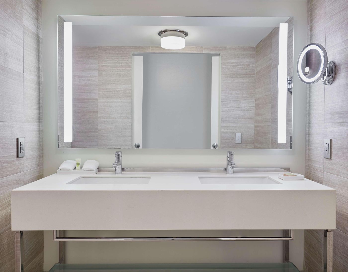 Millennium-Hilton-New-York-One-UN-Plaza-Room-75