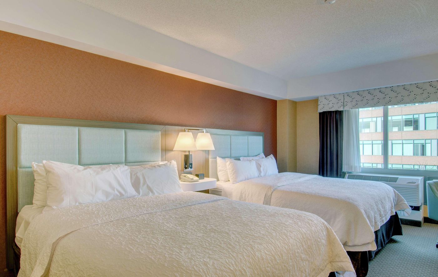 Hampton-Inn---Suites-Boston-Crosstown-Center-Room-16