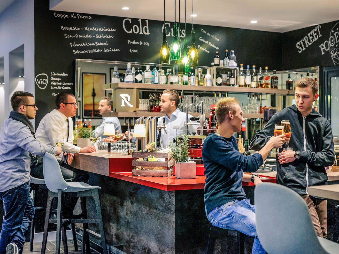 Mercure----Residenz-Berlin-Checkpoint-Charlie-Bar-24