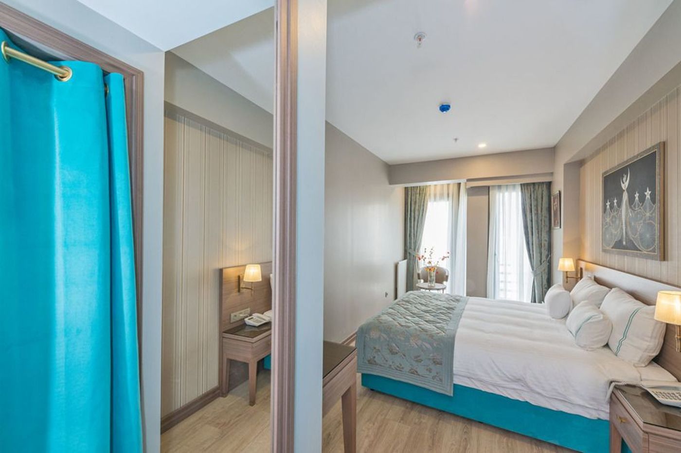 Taximist-Hotel-Room-13