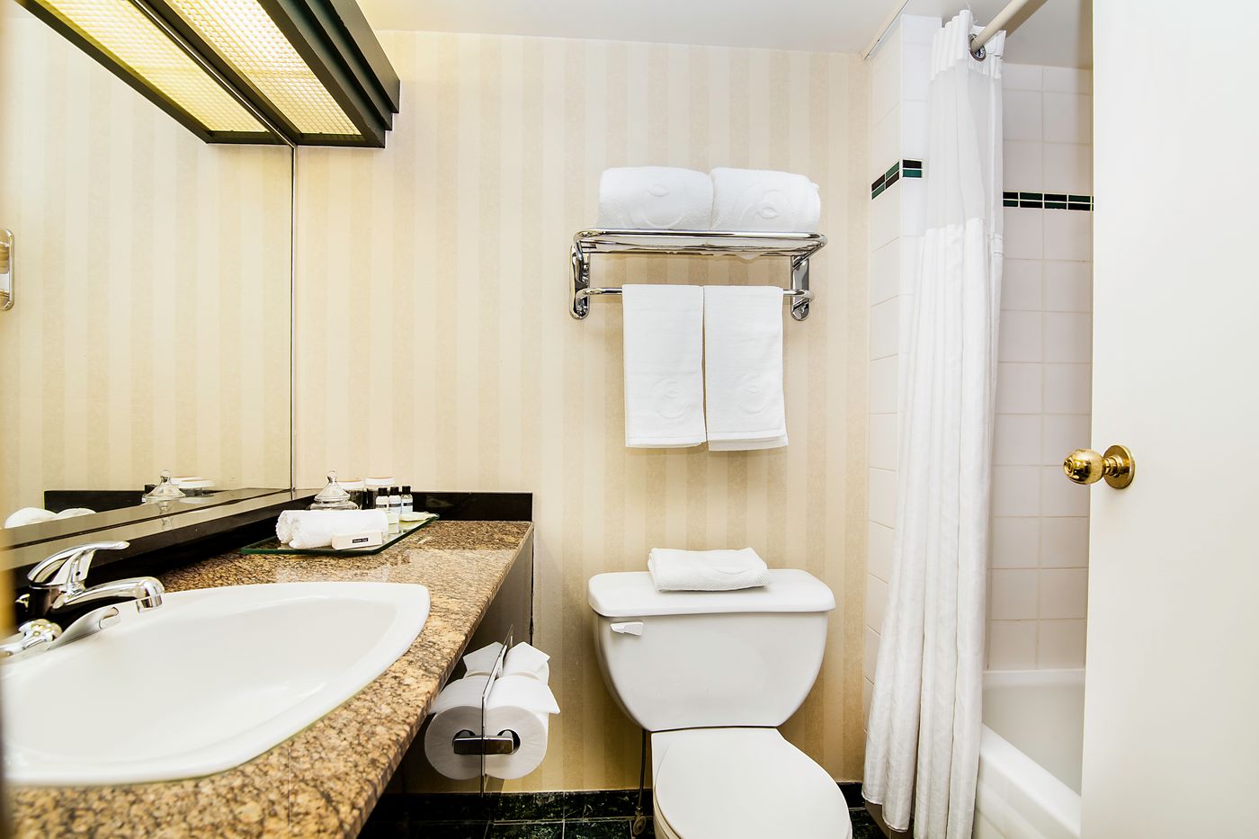 Executive-Suites-Hotel-Metro-Vancouver-Burnaby-Room-22