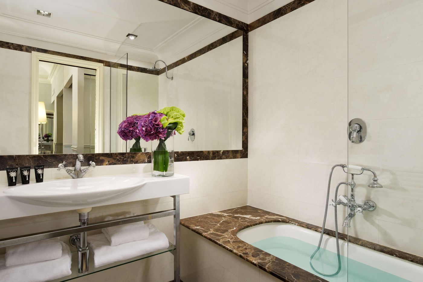 Leon-s-Place-Hotel-Room-28