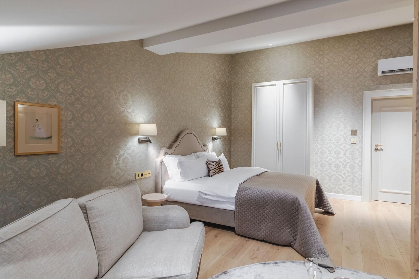 Hotel-Unicus-Palace-Old-Town---Destigo-Hotels-Room-37