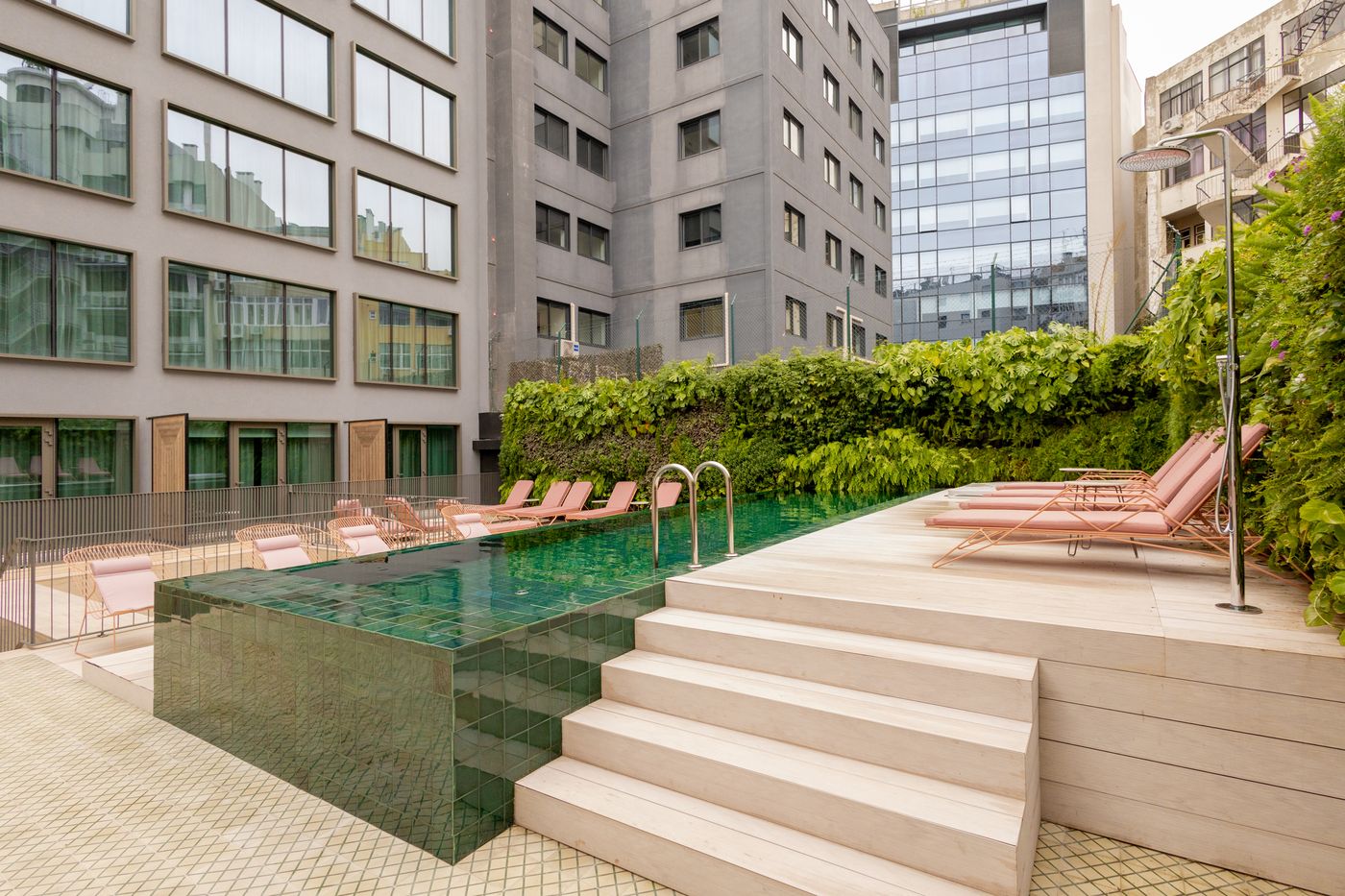 Luster-Hotel-Pool-66