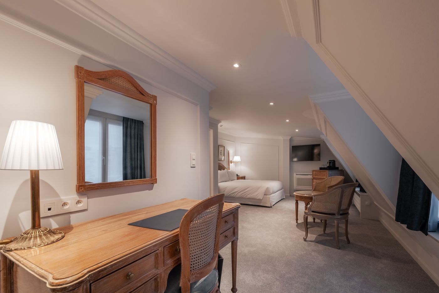 Manos-Stephanie-Hotel-Room-19