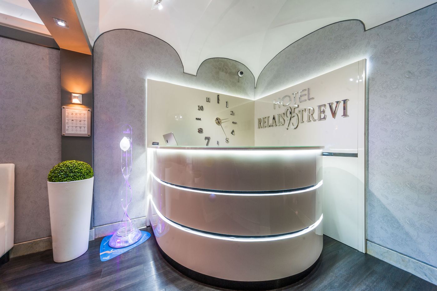 Relais-Trevi-95-Boutique-Hotel-Lobby-3