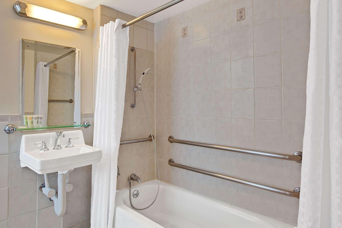 New-Yorker--A-Lotte-Hotel-Room-41