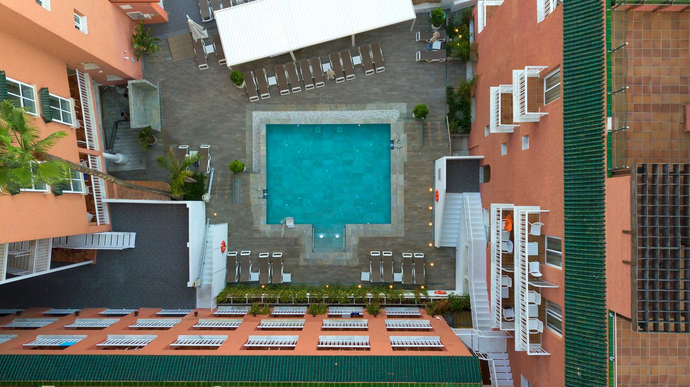 Hotel-Fenix-Torremolinos---Adults-Only-Recommended-Pool-9