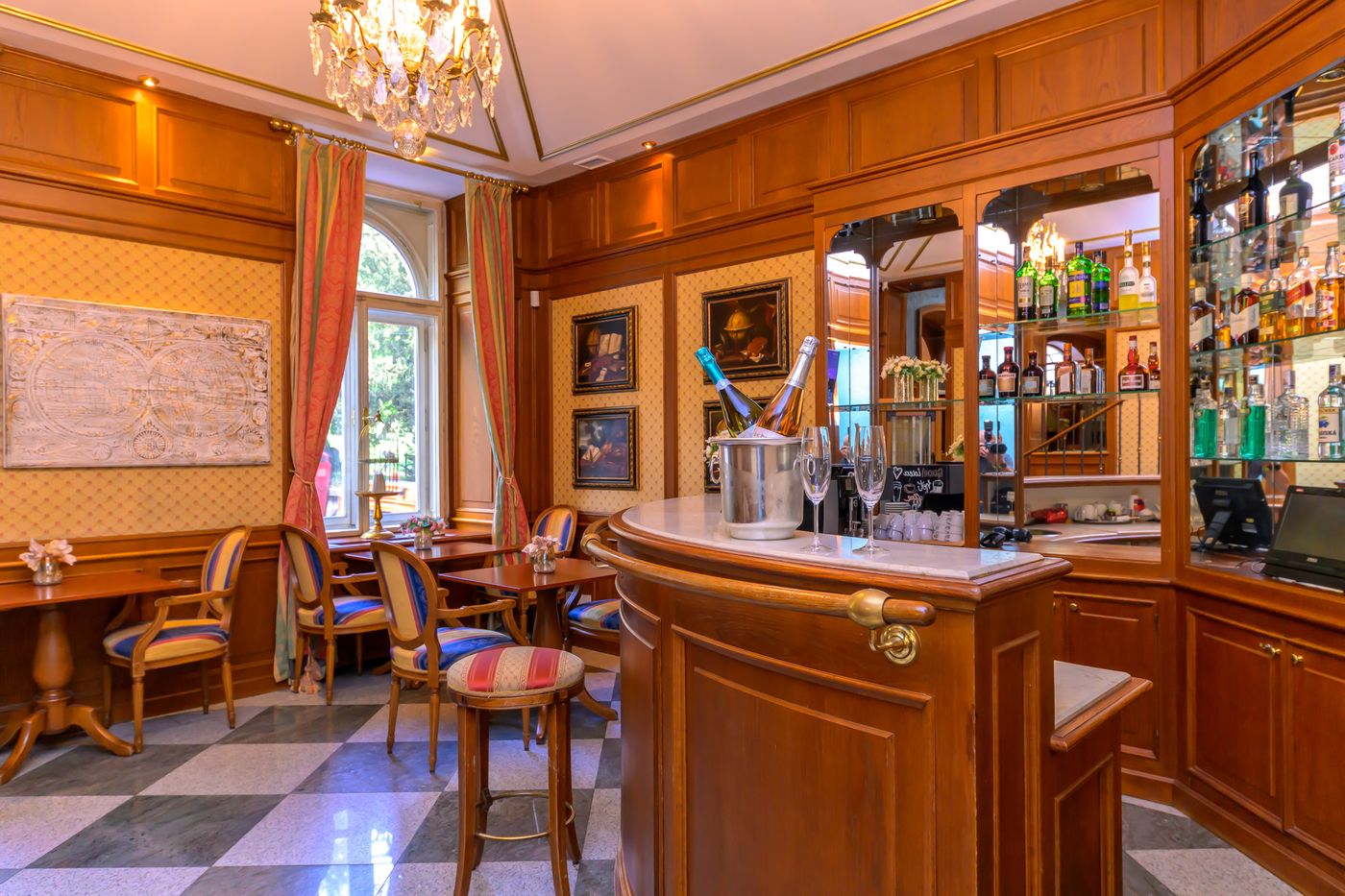 Hotel-Kinsky-Fountain-Bar-15