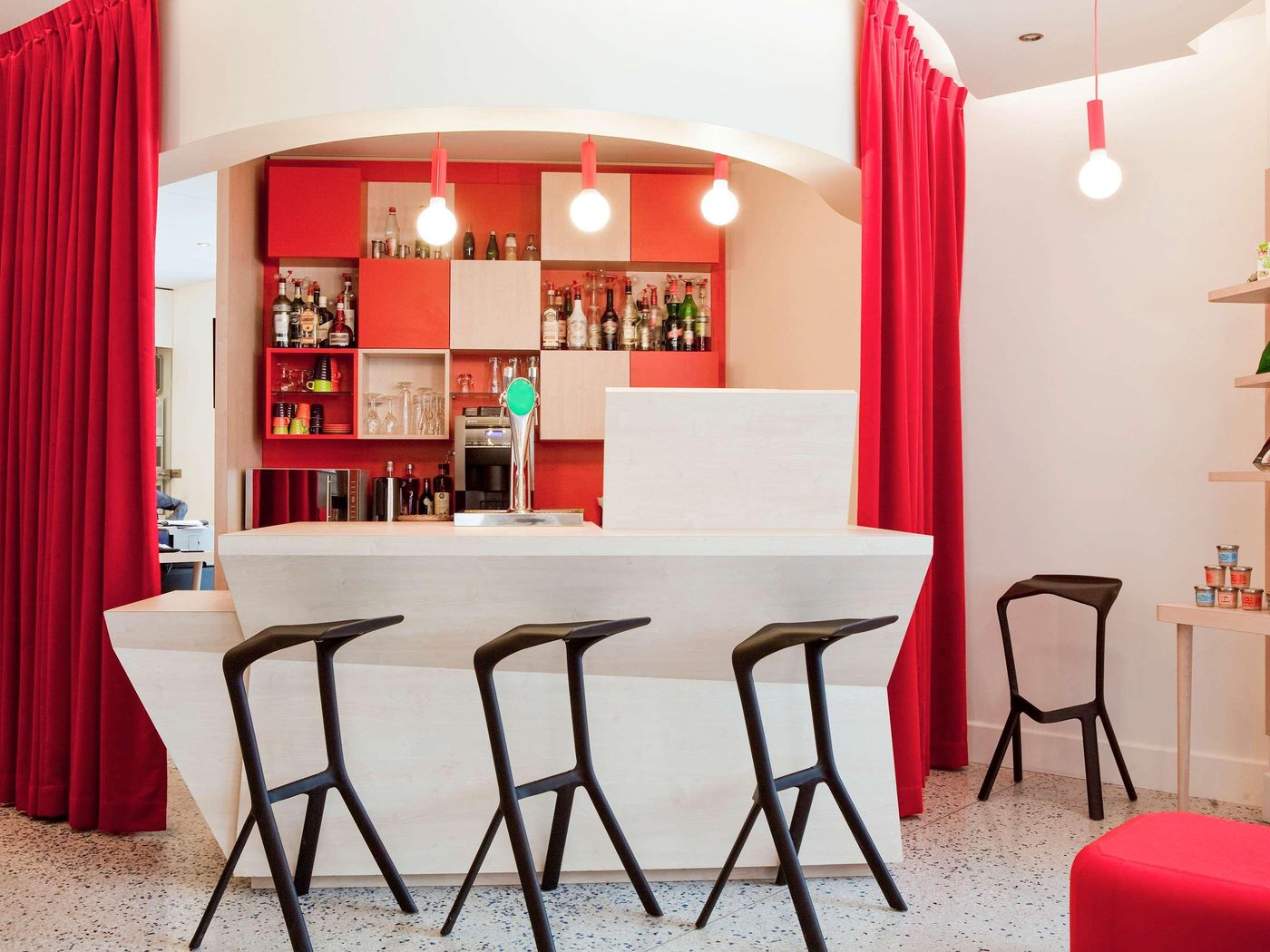 ibis-Styles-Paris-Mairie-de-Montreuil-Bar-8